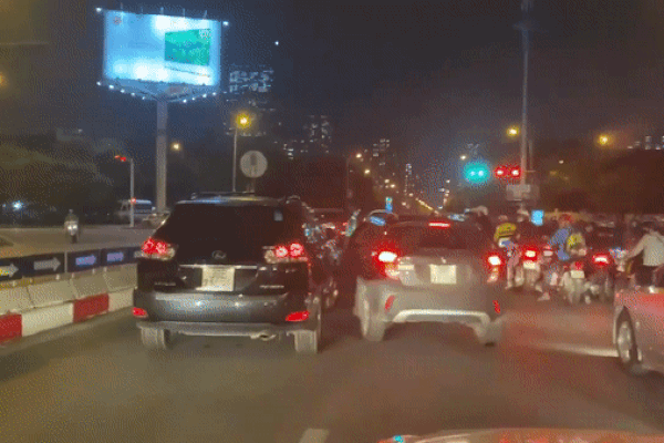 Video: 2 chiếc ô tô 'điên cuồng' cà khịa nhau trên phố Hà Nội